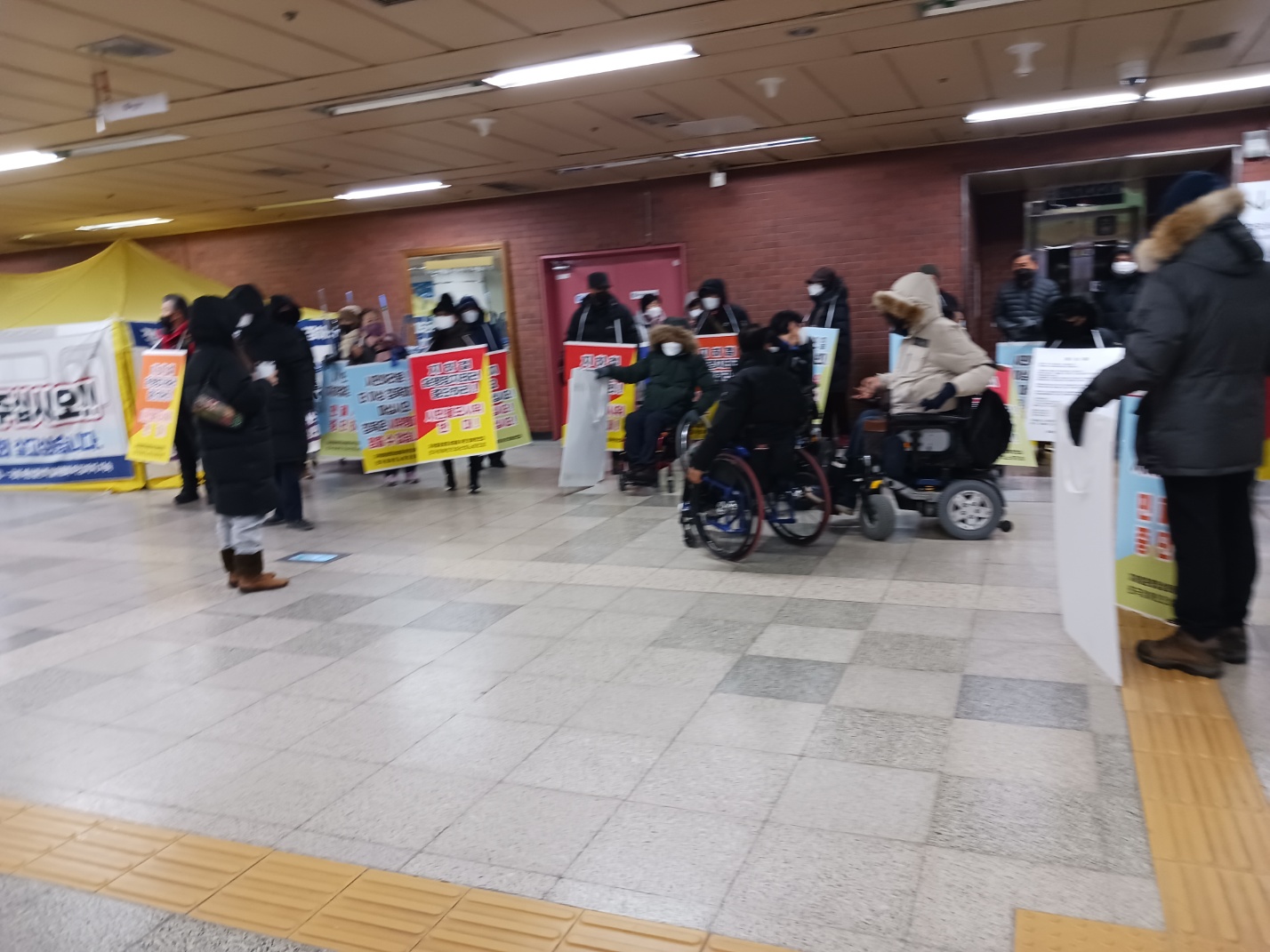 "지하철 운행 정상화를 위한 장애인 연대" 지지 연대 투쟁 2022.12.19 관련 사진 5