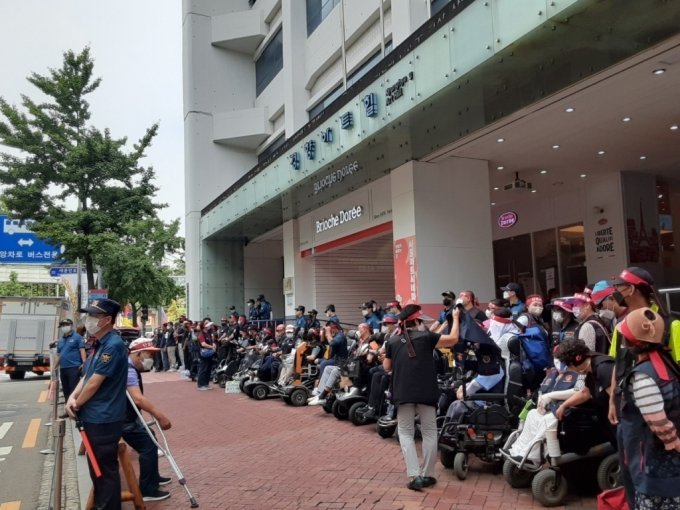 머니투데이 2022년 7월 27일 - 민노총 앞에서 집회 연 장애인 200여명 "일할 권리 빼앗지 말라"